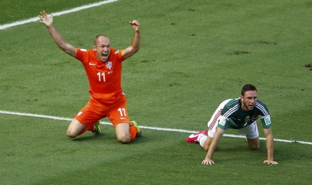  欧塞尔门线悬案引争议，裁判判罚改变走势