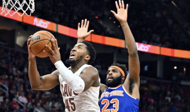  米切尔压哨三分命中骑士加时险胜尼克斯