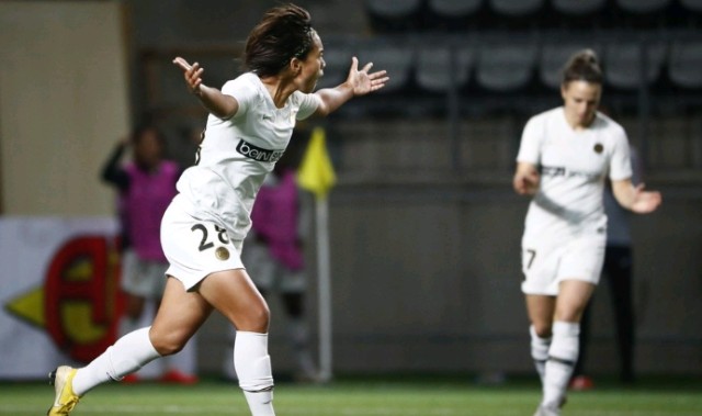  里昂女足四连冠创历史新纪录  