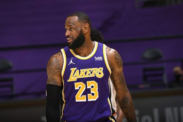  詹姆斯末节独揽关键分助湖人险胜掘金