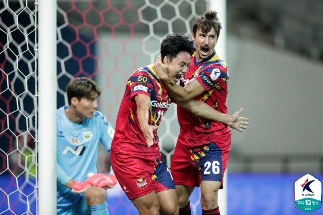  西汉姆联主场告负深陷保级泥潭困境